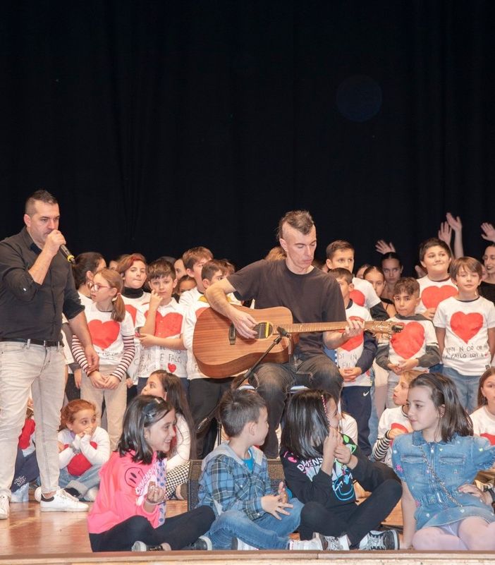 Il Cantante della Solidarietà e le 'Milani' donano 1500 euro a Ossola amica di Ugi