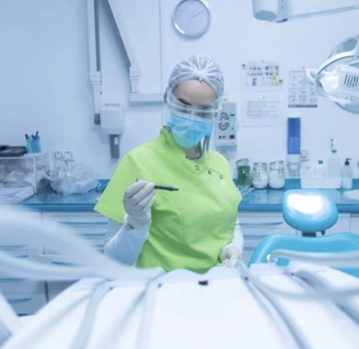 Il Covid è cambiato: &quot;Simile all'influenza, ma vanno creati posti letto negli ospedali: convivremo col virus&quot;