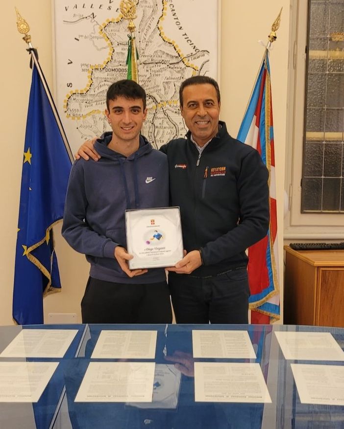 Il sindaco Pizzi ha premiato il giovane campione di bocce Dario Verganti