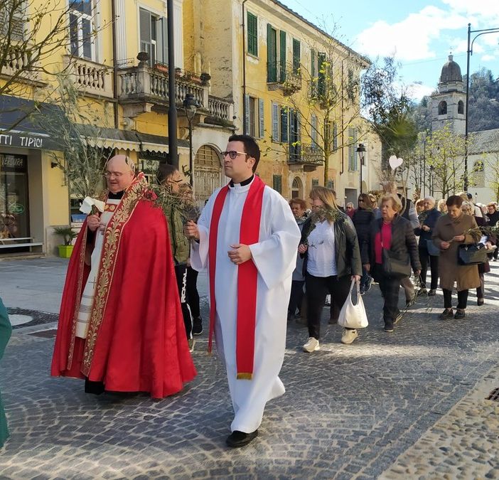 Domenica delle Palme, folla di fedeli per la processione e la benedizione dell'ulivo FOTO