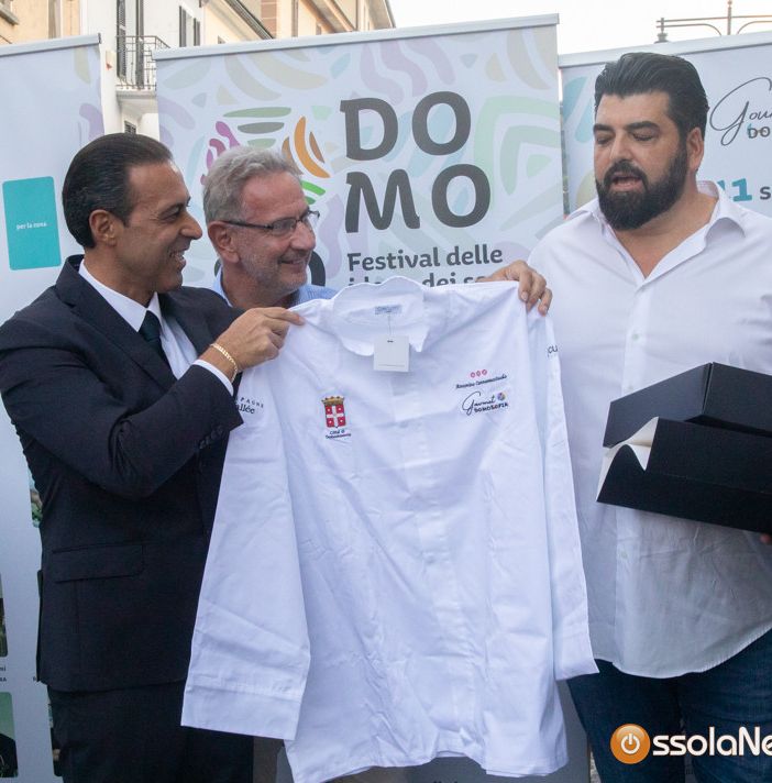 Tanta gente in via Rosmini per l’apertura di Domosofia con Cannavacciuolo    FOTO e VIDEO