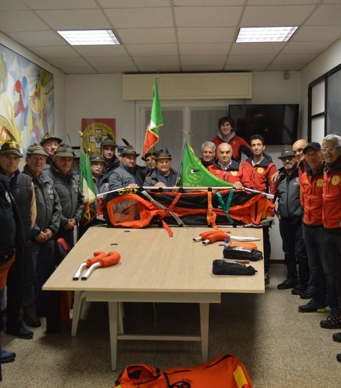 Gli alpini donano una barella alla stazione del Soccorso Alpino di Villa