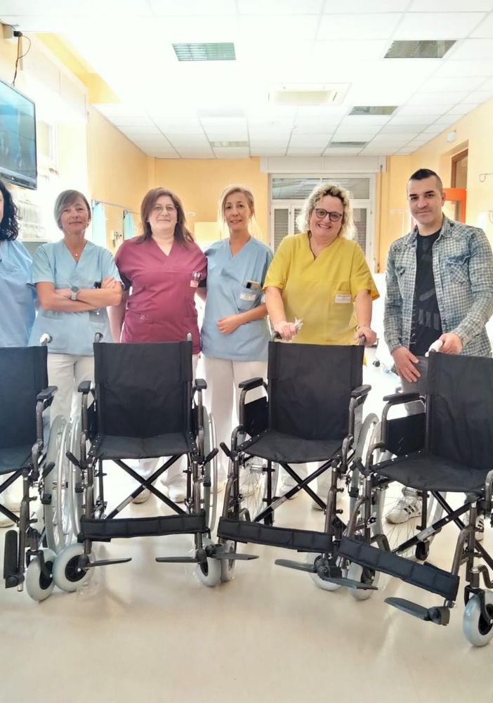 Dal Cantante della Solidarietà quattro carrozzine al reparto di oncologia di Domodossola
