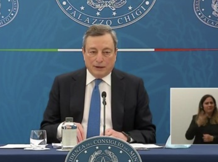 Il consiglio dei ministri introduce l'obbligo vaccinale per gli over 50 e green pass per i servizi alla persona