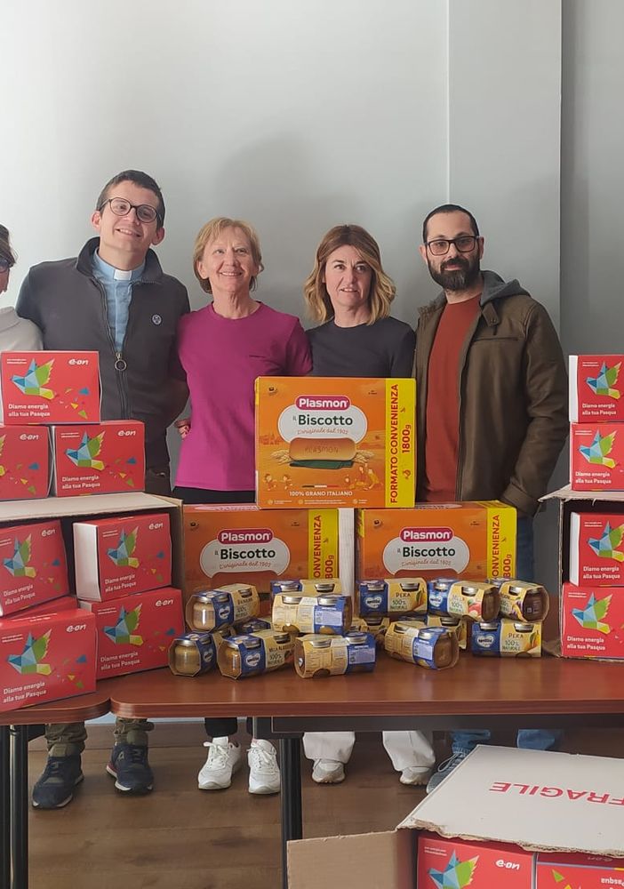 I dipendenti E.On donano colombe e generi alimentari alla Caritas domese