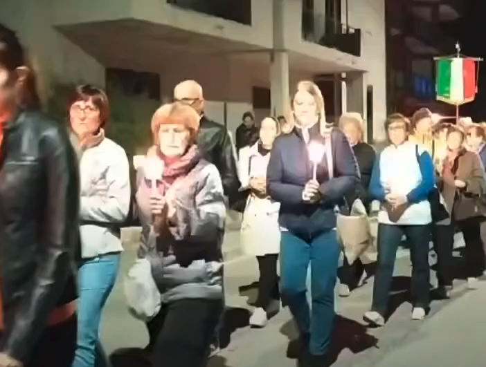 A Villa la fiaccolata per la pace FOTO E VIDEO