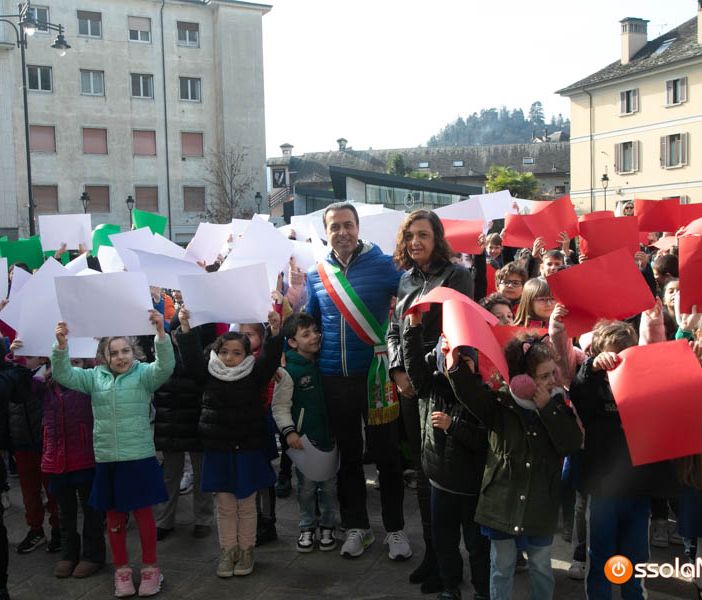 Gli alunni delle Milani intonano l'Inno di Mameli sotto il Municipio FOTO E VIDEO