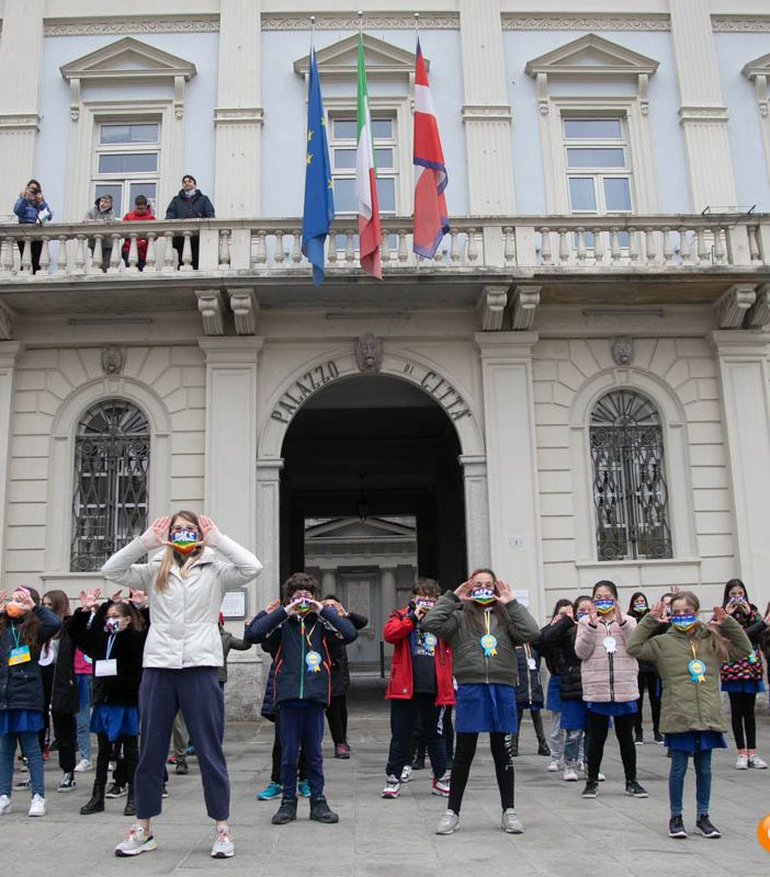 Alunni di elementari e medie domesi davanti al municipio per il flash mob contro la guerra FOTO E VIDEO