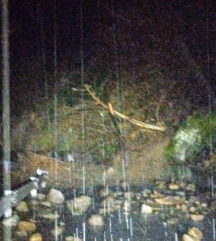 Maltempo, frana sulla strada comunale che sale a Monteossolano. Frazione isolata