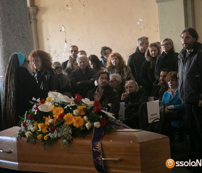 Tanta gente in piazza Mercato per l'ultimo saluto a Vic Vergeat