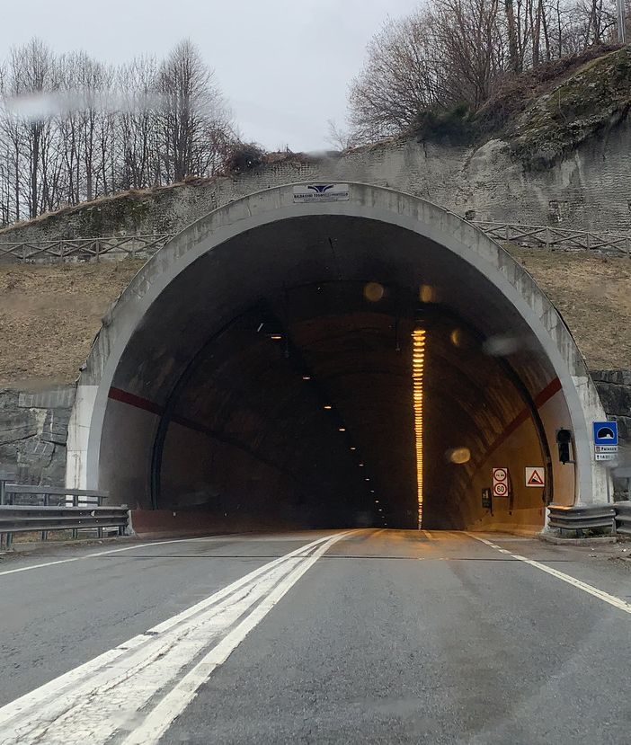 Nuove luci nella galleria Paiesco: senso unico alternato in orario notturno