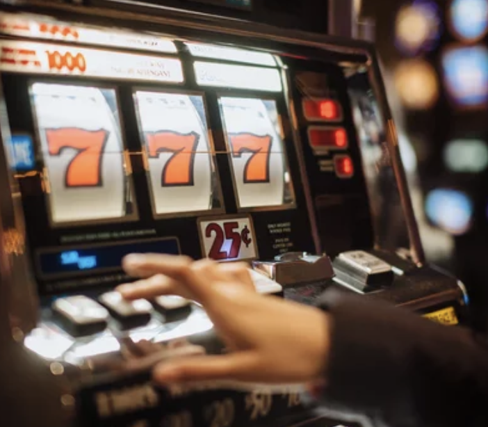 M5S contro la legge regionale sulle slot machine: banchetti per la raccolta firme
