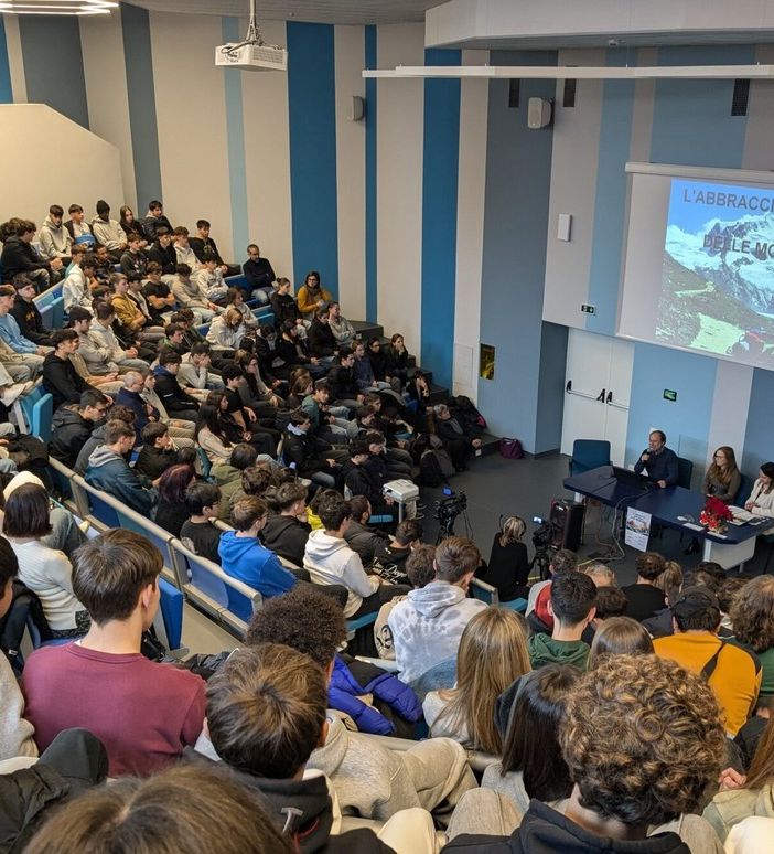 Grande partecipazione degli studenti del Vco all'incontro con Franco Michieli