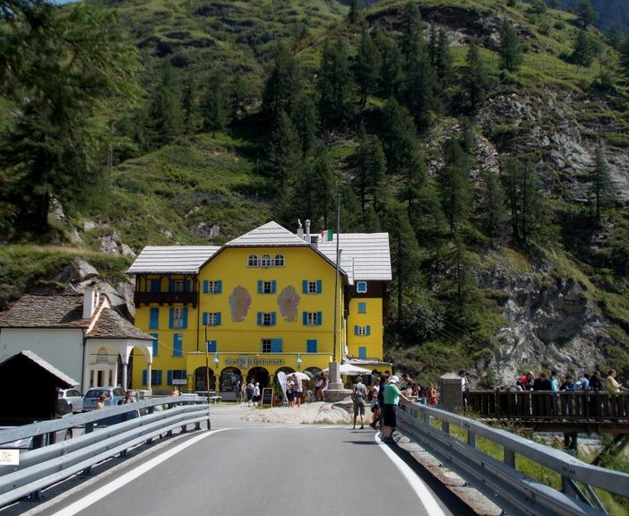 Raduno motoristico alla cascata del Toce