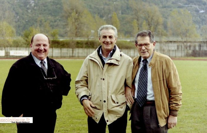 In una foto di tanti anni fa Alceste De Giuli (a destra) con l'allora presidente Piero Pangallo e con Angelo Pereni, ex giocatore del Villa