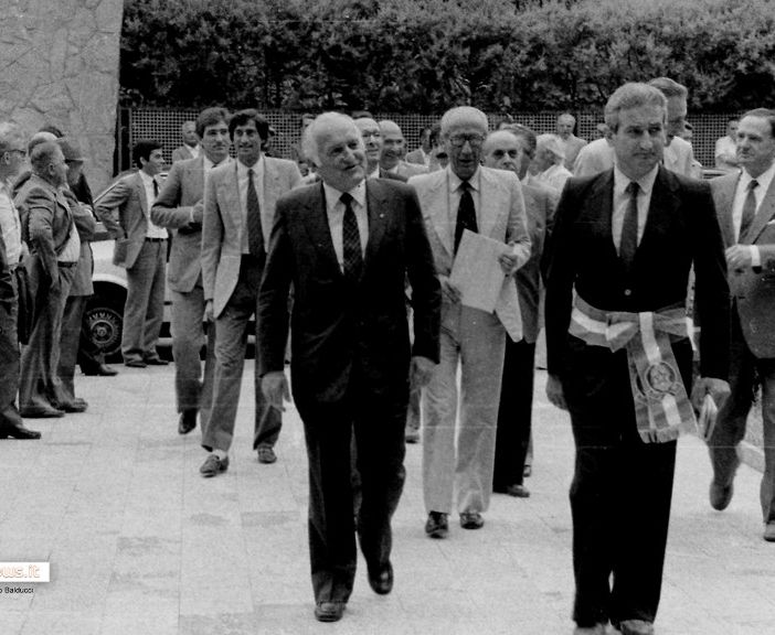 Nella foto d'archivio il sindaco Romano Zaretti e l'allora Ministro dell'Interno Oscar Luigi Scalfaro il giorno dell'inagurazione della nuova sede dei vigili del fuoco a Villadossola