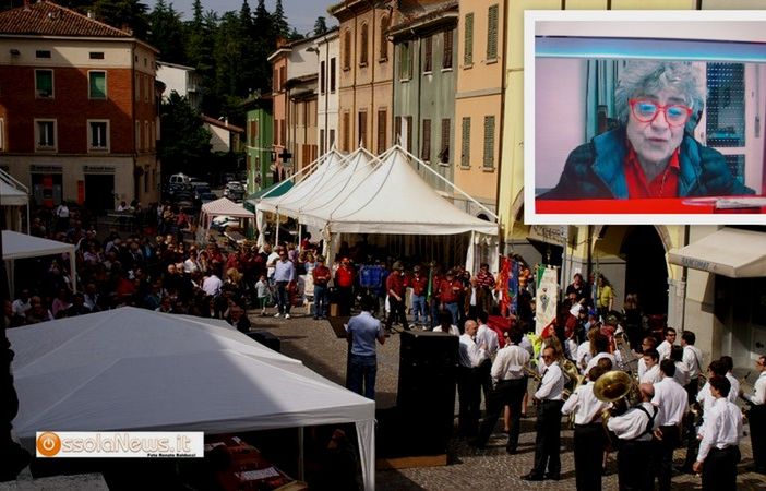 Uno scorcio della piazza di Mercato Saraceno, era maggio 2010. Nel riquadro il sindaco Morena Rossi