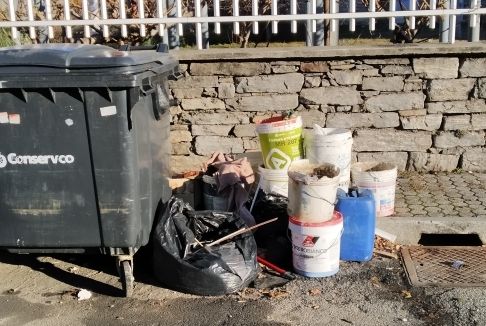 Latte di vernice abbandonate da un mese in via Ferriere