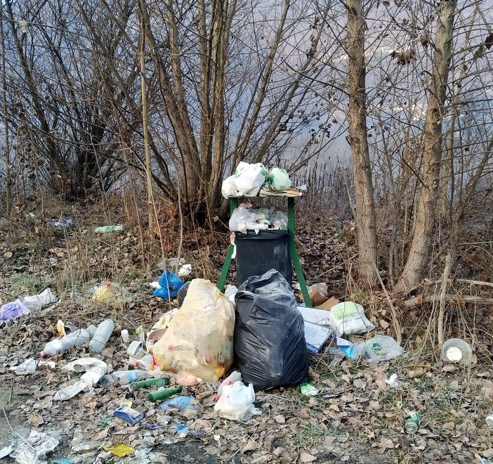Sporcizia a Domo 2, ora i rifiuti abbandonati anche fuori