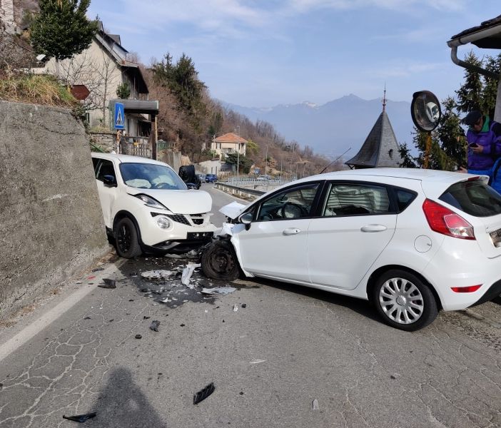 Scontro fra due auto alla Noga di Villadossola  FOTO