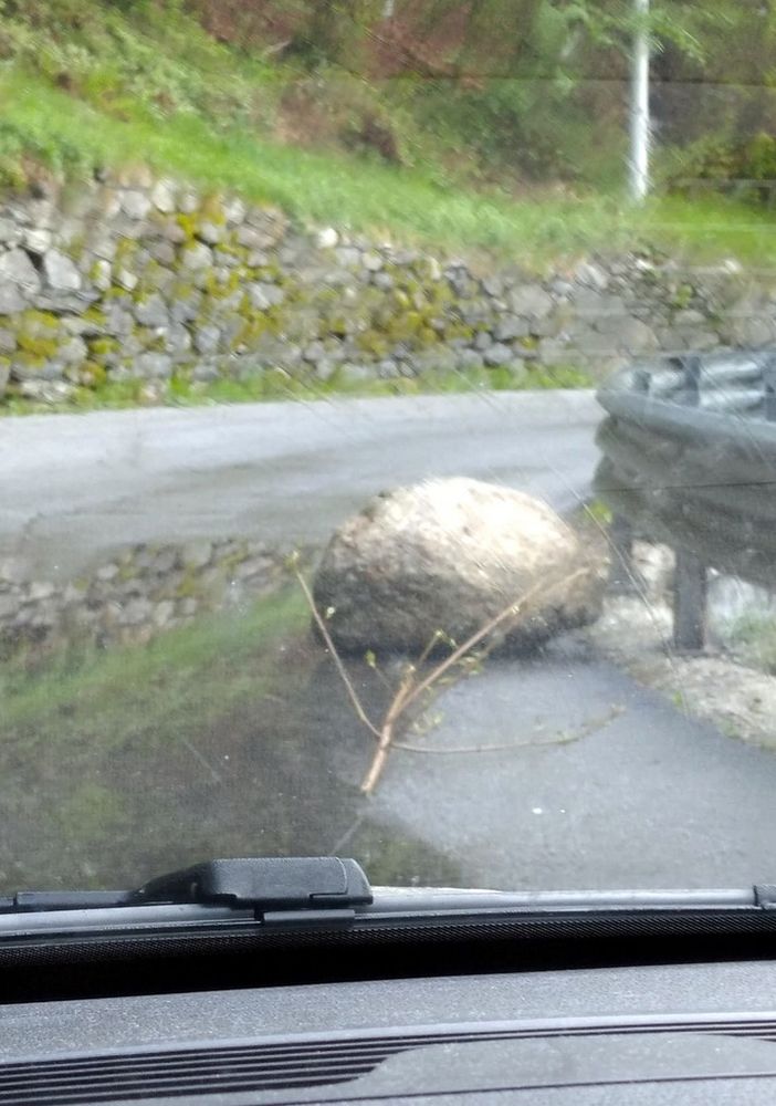 Masso sulla strada per Anzino