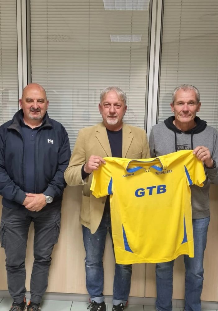 Poma e Fenoglietti con i dirigenti del Piedimulera (Foto tratta dal sito della società sportiva)