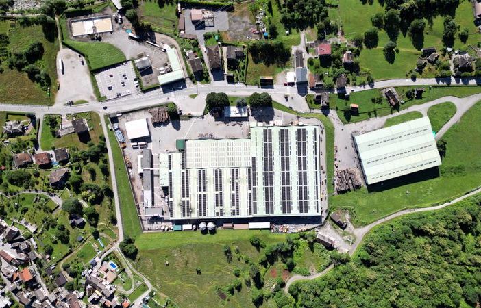 Nella foto (tratta dal sito di Royal Unibrew): lo stabilimento di Crodo visto dall'alto