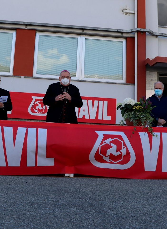 Momento di preghiera e riflessione alla Vinavil con il vescovo Brambilla