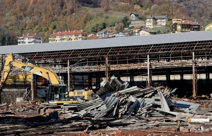 Foto: la demolizione in corso dei capannoni della Sisma