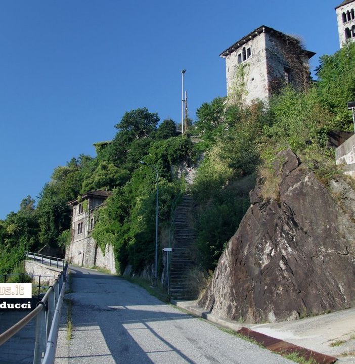 Via San Maurizio, la strada che sale a Villa Lena