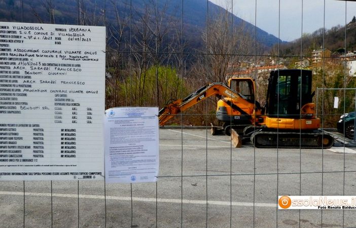 Si lavora per posare il vecchio sbozzatore del laminatoio