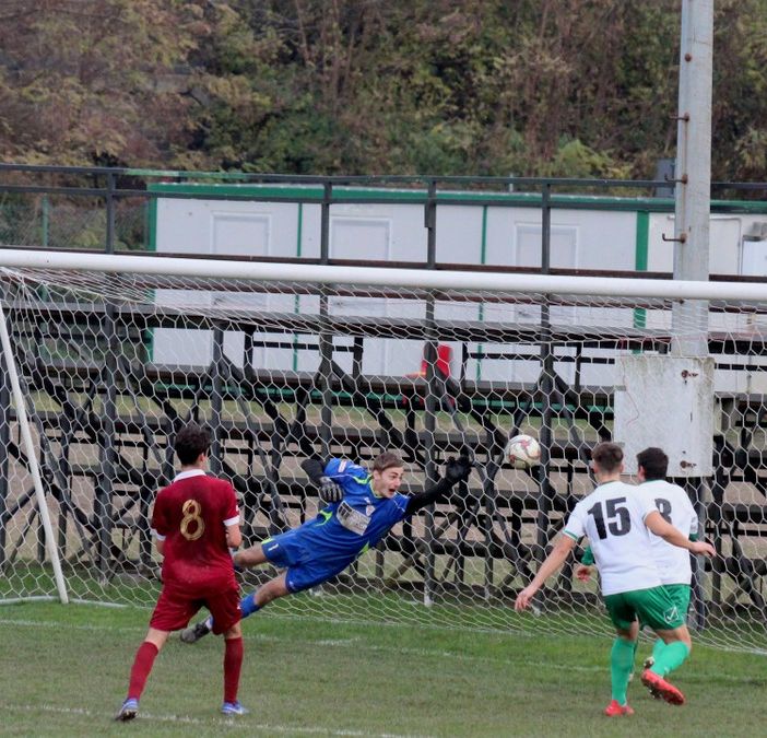 Nella foto: il gol della vittoria per il Vogogna siglato da Barone