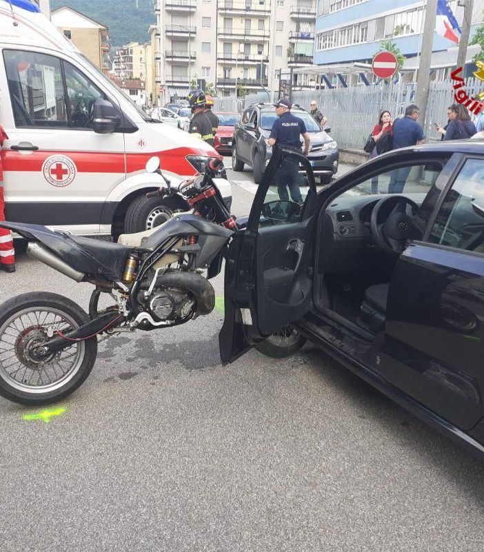 Scontro tra auto e moto a Domodossola in via San Francesco