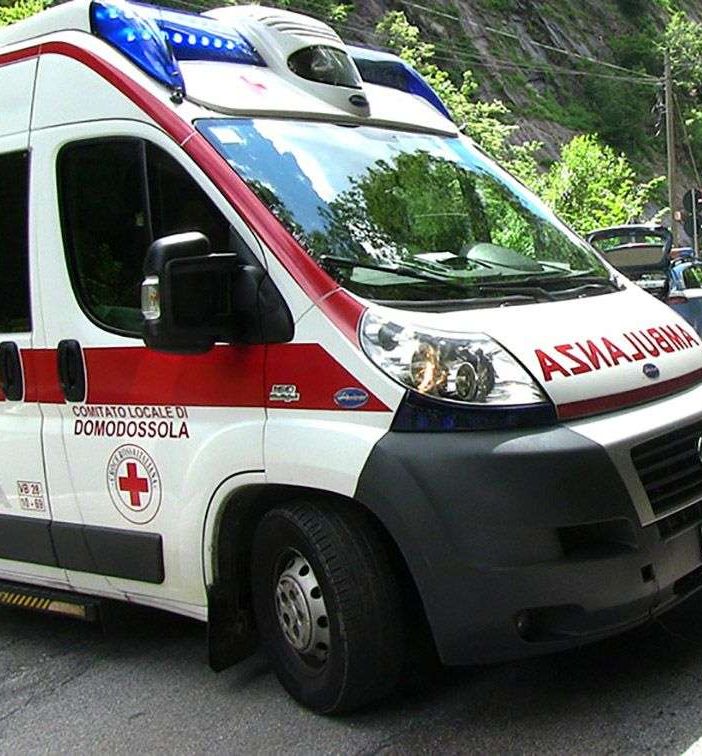 Pedone travolto e schiacciato contro un muro da un furgone
