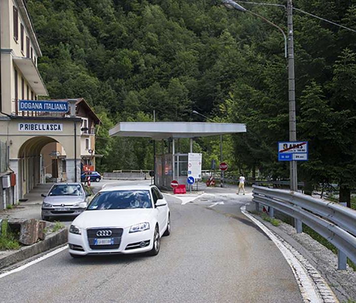 Nuova ordinanza del ministro Speranza sugli arrivi dall'estero: resta la deroga per i frontalieri