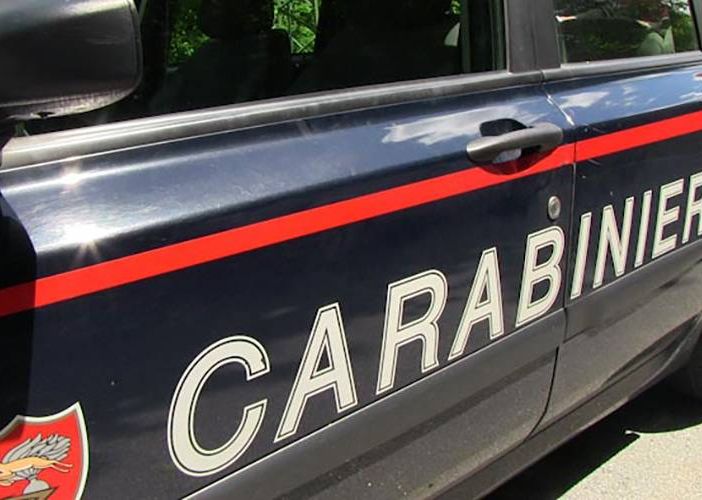 Fuggono dopo una lite in strada e abbandonano due coltelli, giovani denunciati