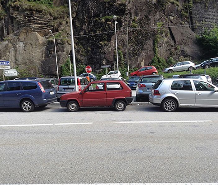 Parcheggio di Iselle: rischio sanzioni per i frontalieri che lasciano l'auto sulla strada