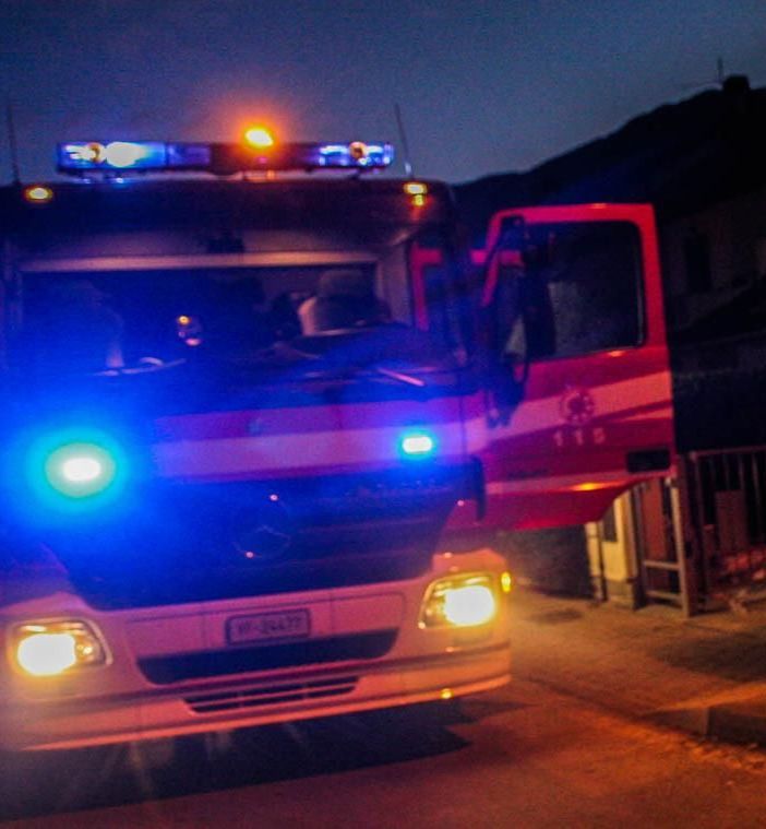 Tornano a casa e vedono del fumo uscire dall'abitazione, entrano per spegnere le fiamme e rimangono feriti
