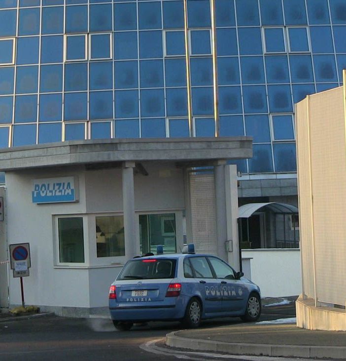 Donna svizzera in contromano sulla superstrada rischia un frontale con la polizia