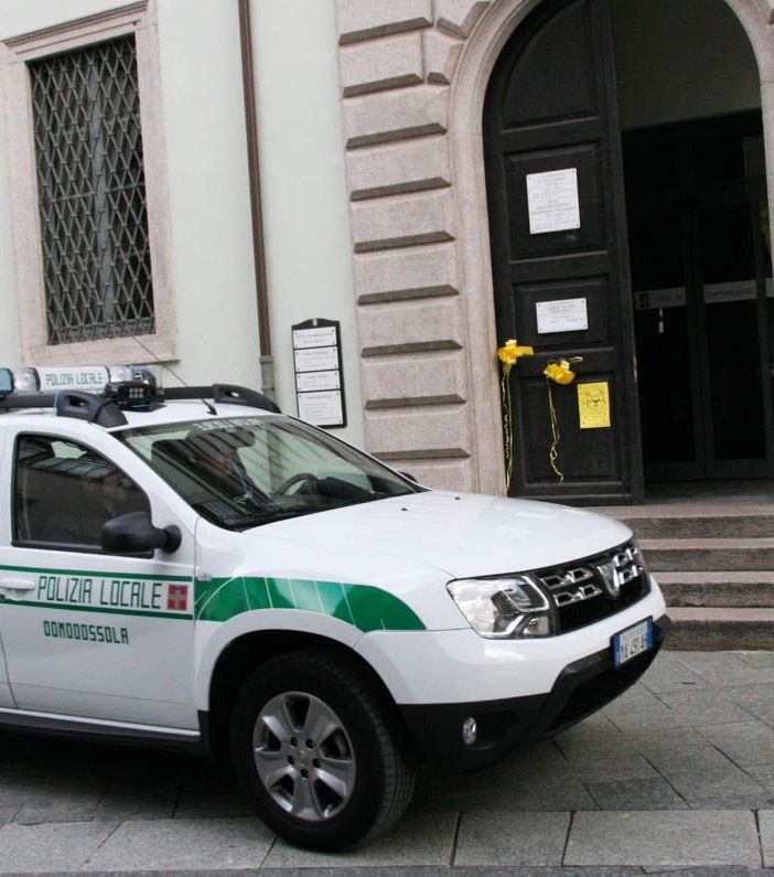 Madre e figlio insultano e aggrediscono due agenti della Polizia Locale