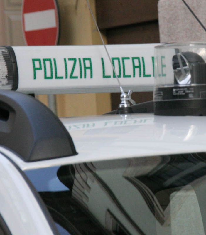 Incidente alla rotonda di via Piave tra un'auto e una bici