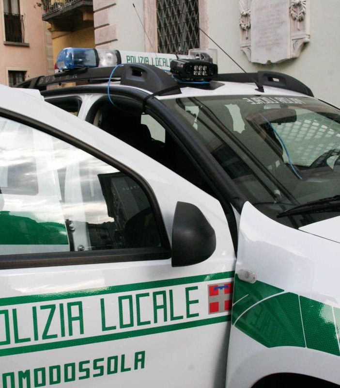 Tampona un'auto parcheggiata e fugge: rintracciato dalla polizia locale