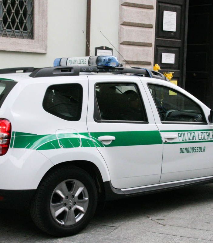 Danneggia un albero a Domodossola, denunciato