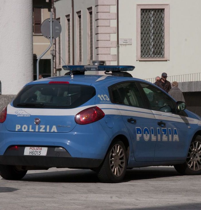 Insegue moglie e figlio, li tampona e cerca di farli scendere dall'auto: arrestato un domese 75enne