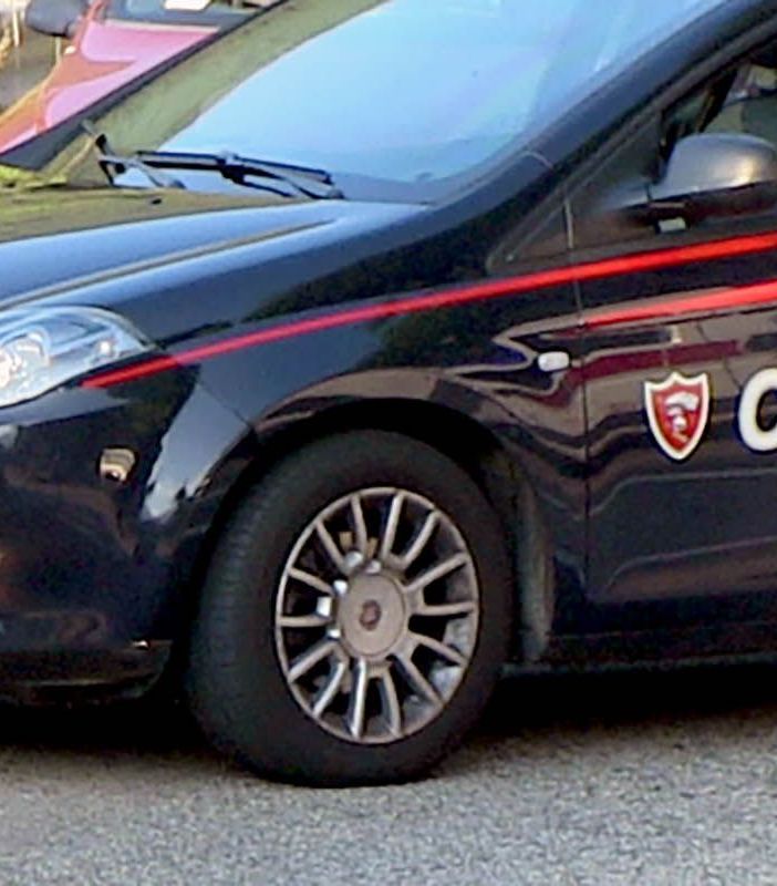 Fermato con due coltelli, denunciato dai carabinieri per porto abusivo