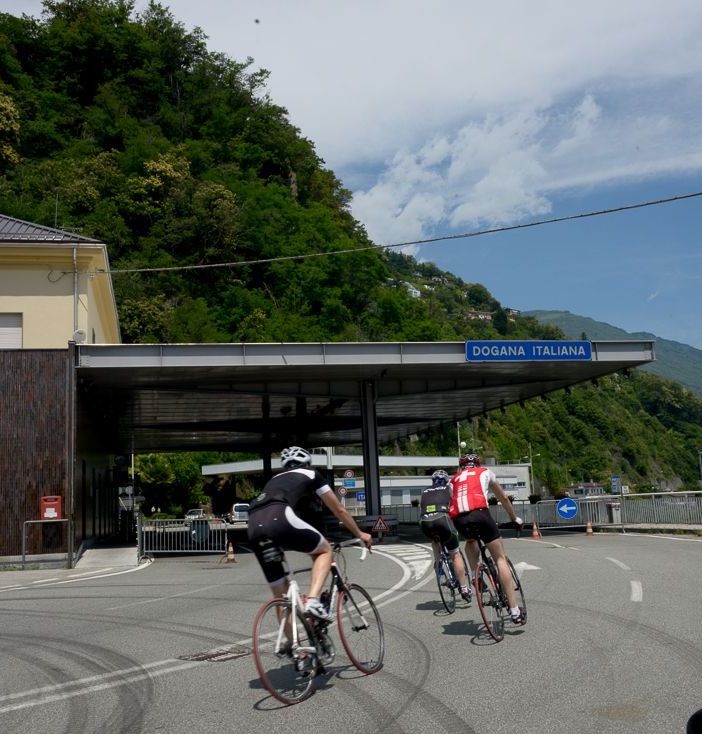 Frontiere con la Svizzera, altro cambio di regole: si entra in Italia solo con il tampone