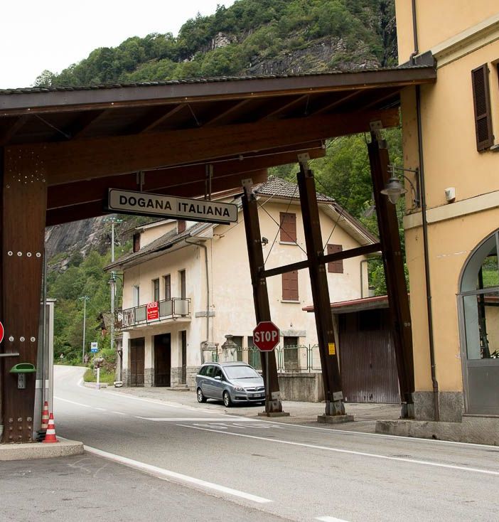Sequestrati al confine una viola contraffatta e 7 orologi di pregio