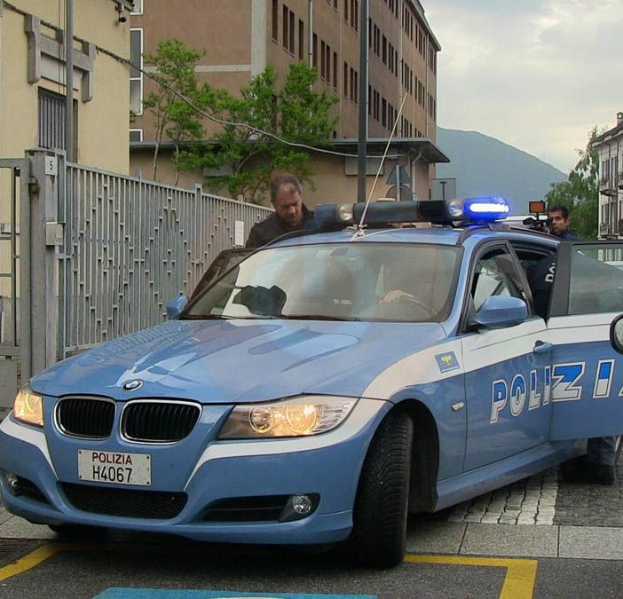 Rubano un bancomat e un cellulare nel novarese, denunciati a Domo due marocchini