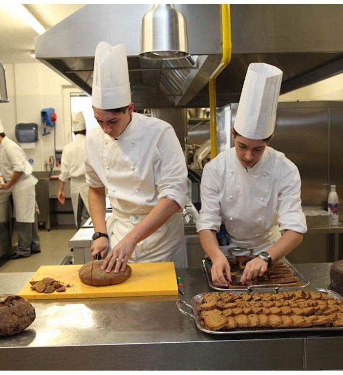 A ristoranti e pasticcerie contributi fino a 30mila euro per assumere apprendisti diplomati all'alberghiero