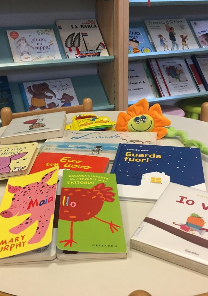 In biblioteca arredi nuovi e colorati grazie al progetto 'Nati per leggere'